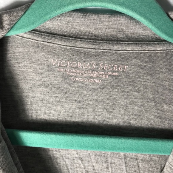 Victoria’s Secret super soft gray button down pocket pajama top size S - Picture 3 of 5